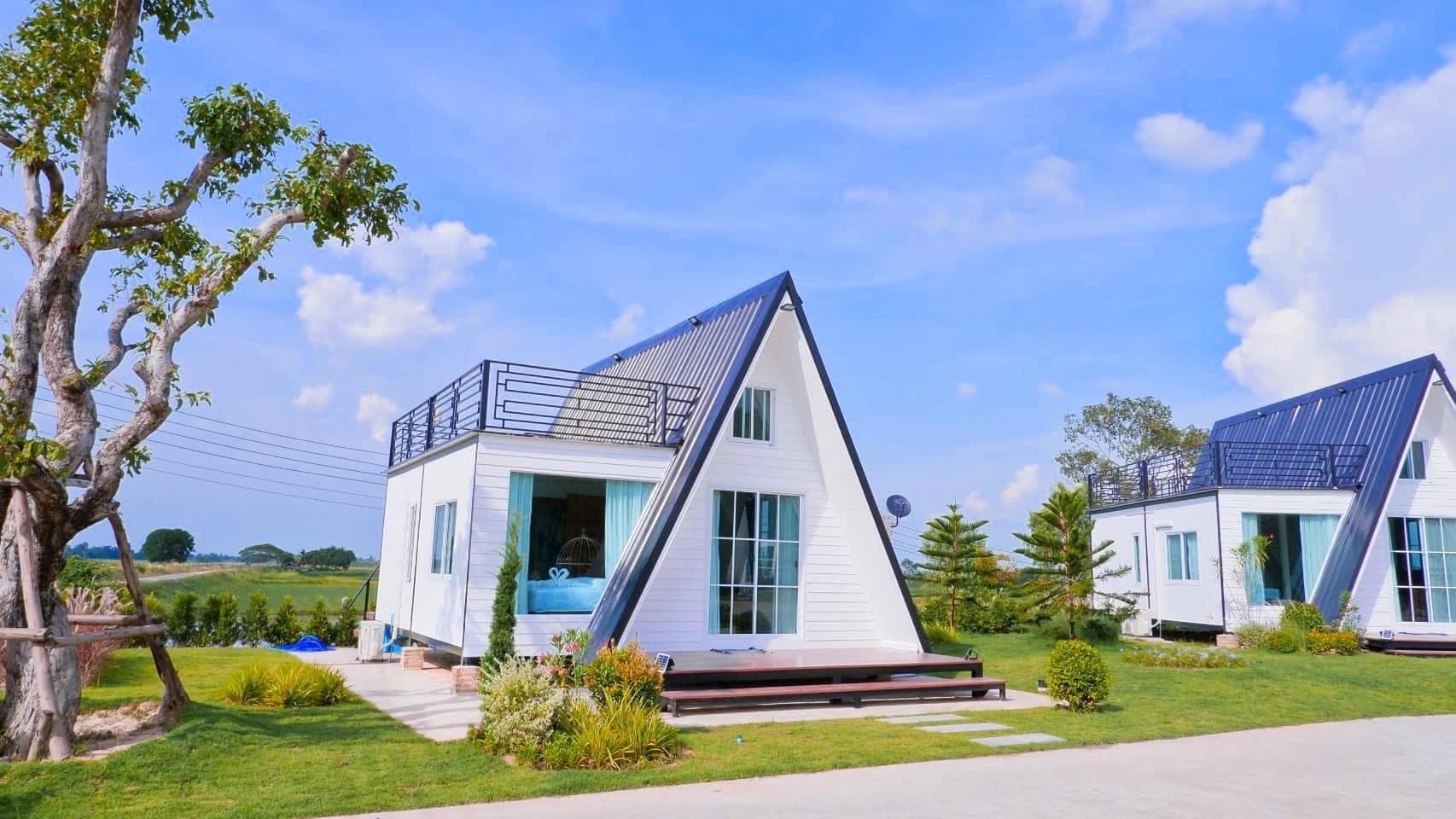 บ้านพักสไตล์ A-Frame สีขาวกลางสวน ที่ Natcha Villas